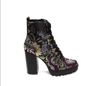🔥NWT Floral Steve Madden boots🔥